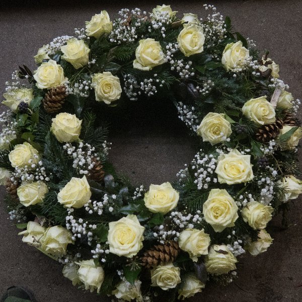 Trauerkranz rundgesteckt mit weißen Rosen Bild 1