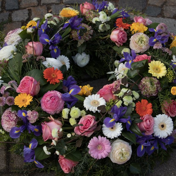 Trauerkranz rundgesteckt mit großen Blüten Bild 1